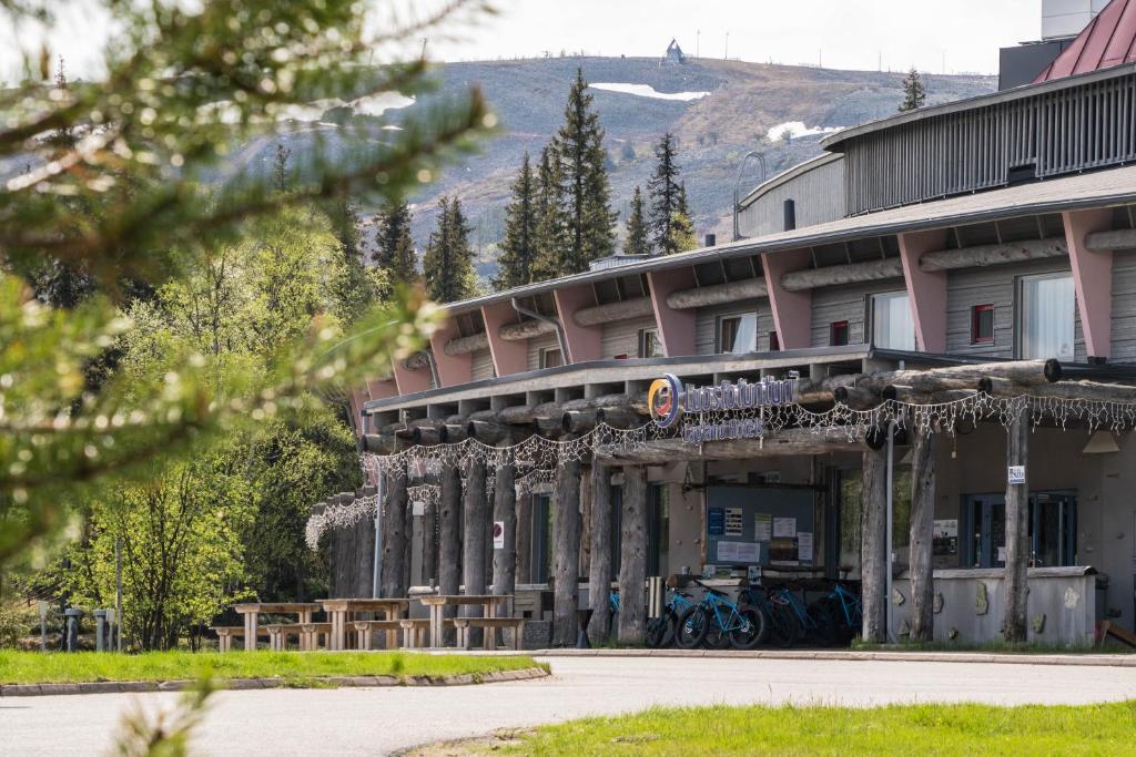 The Lapland Hotels Luostotunturi building below a pine-covered fell.